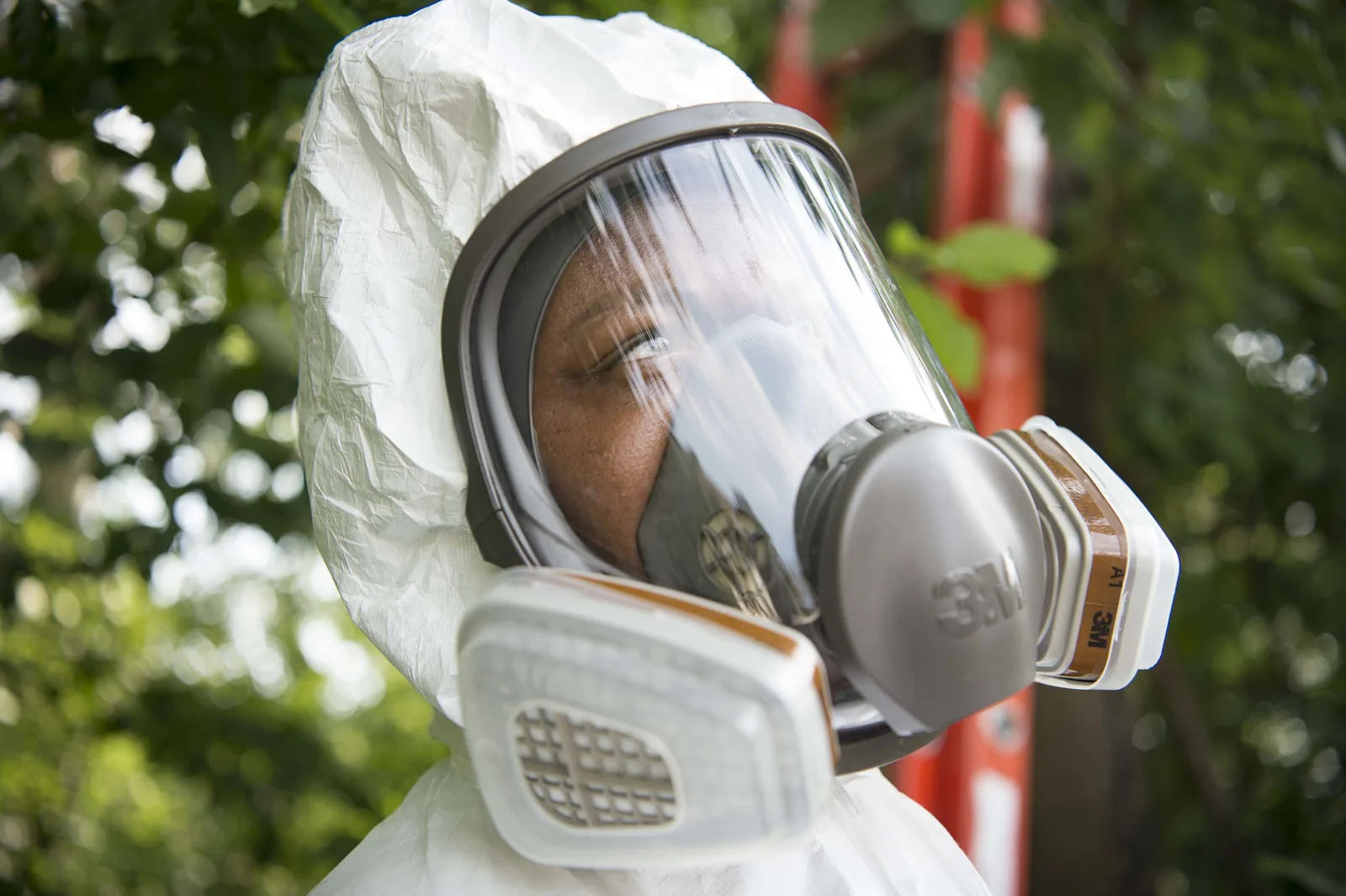 Technicien de lutte contre les nuisibles en tenue de protection — photo d’illustration