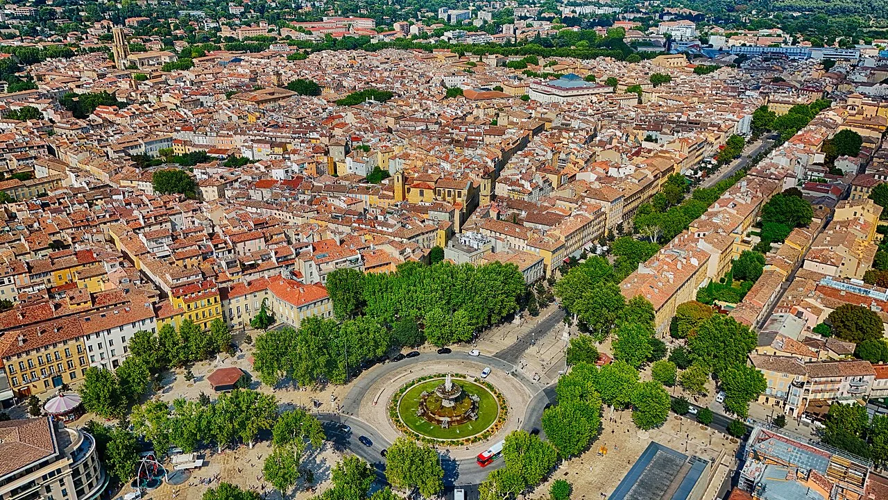 La fontaine de la Rotonde et le cours Mirabeau à Aix-en-Provence