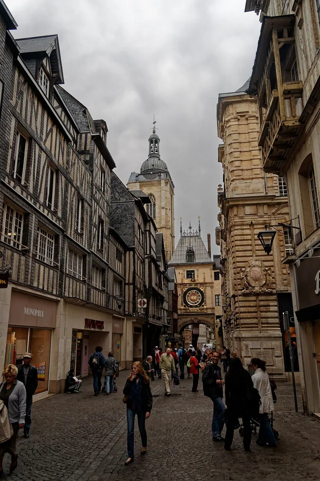 Le Gros-Horloge et la rue commerçante à Rouen
